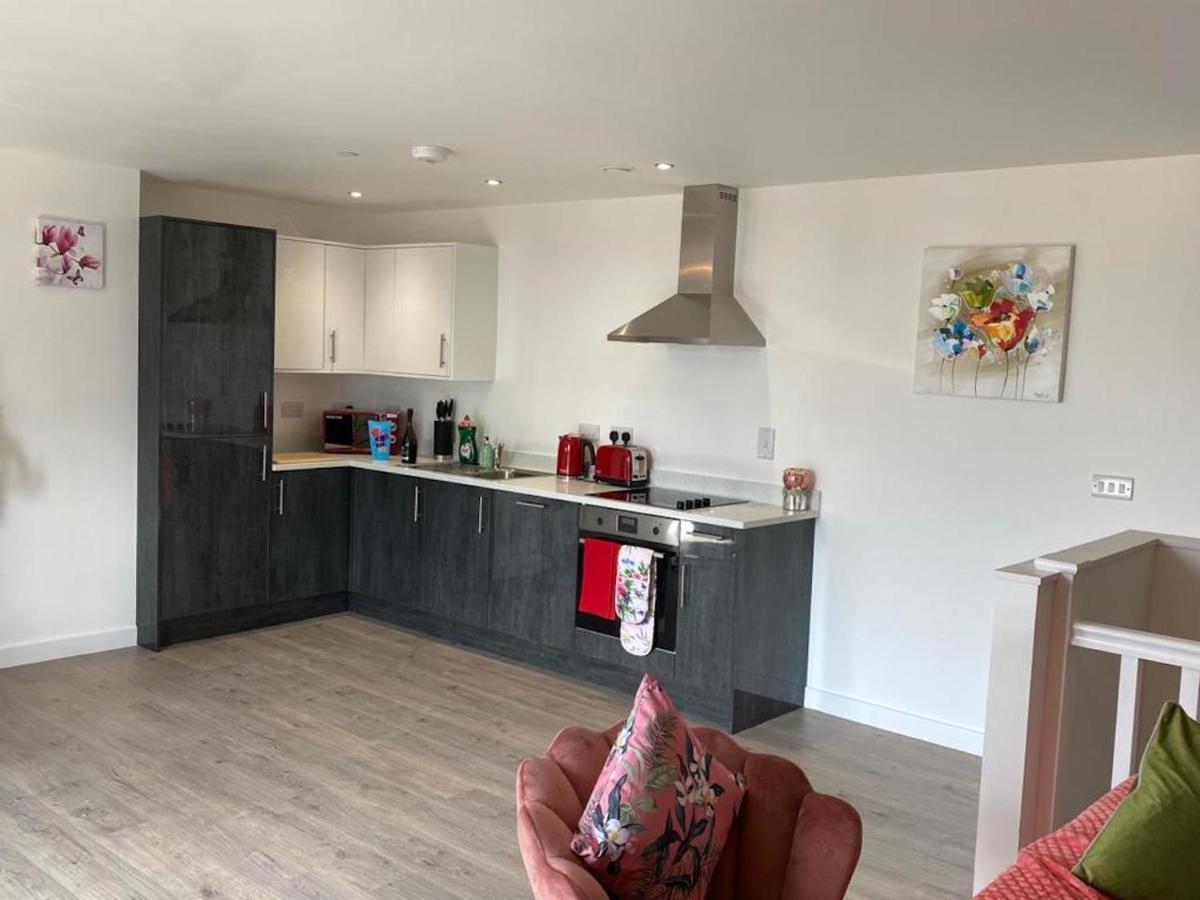 City Centre Newly Built 2 Bed Duplex Penthouse With Free Gated, On-Site Parking, Lift Access, Self Check-In, Super Fast Wifi, Two Cathedral View Terraces & Sleeps 6 Peterborough Exterior photo