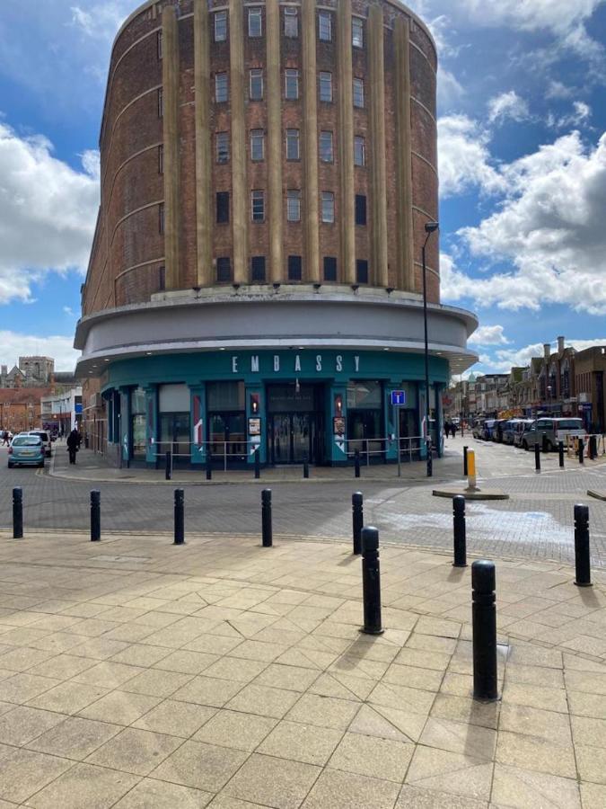 City Centre Newly Built 2 Bed Duplex Penthouse With Free Gated, On-Site Parking, Lift Access, Self Check-In, Super Fast Wifi, Two Cathedral View Terraces & Sleeps 6 Peterborough Exterior photo